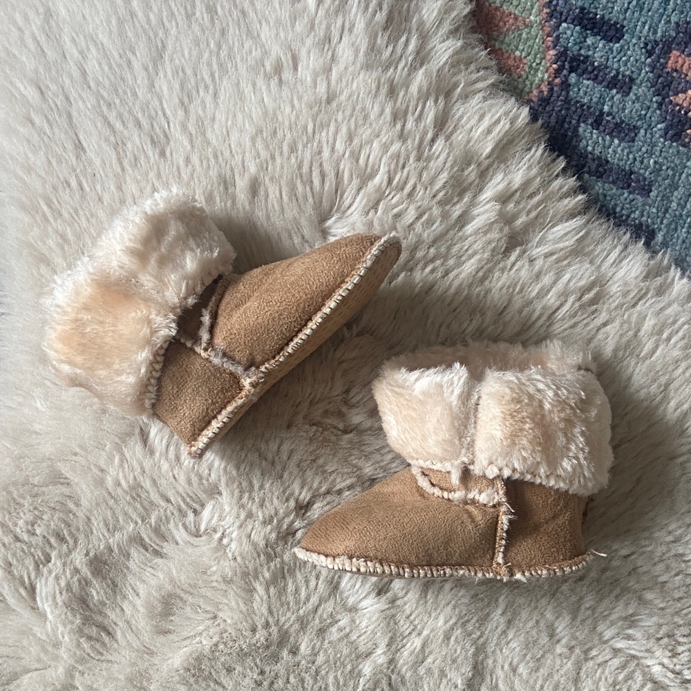 H&M baby booties infant shoes micro suede faux sherpa shearling Ugg vibe 1/2